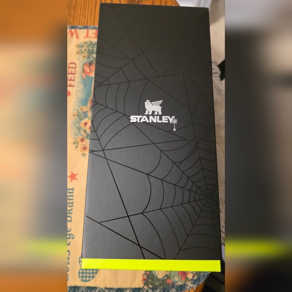 Stanley Black and Green Tumbler - Picture 4 of 4